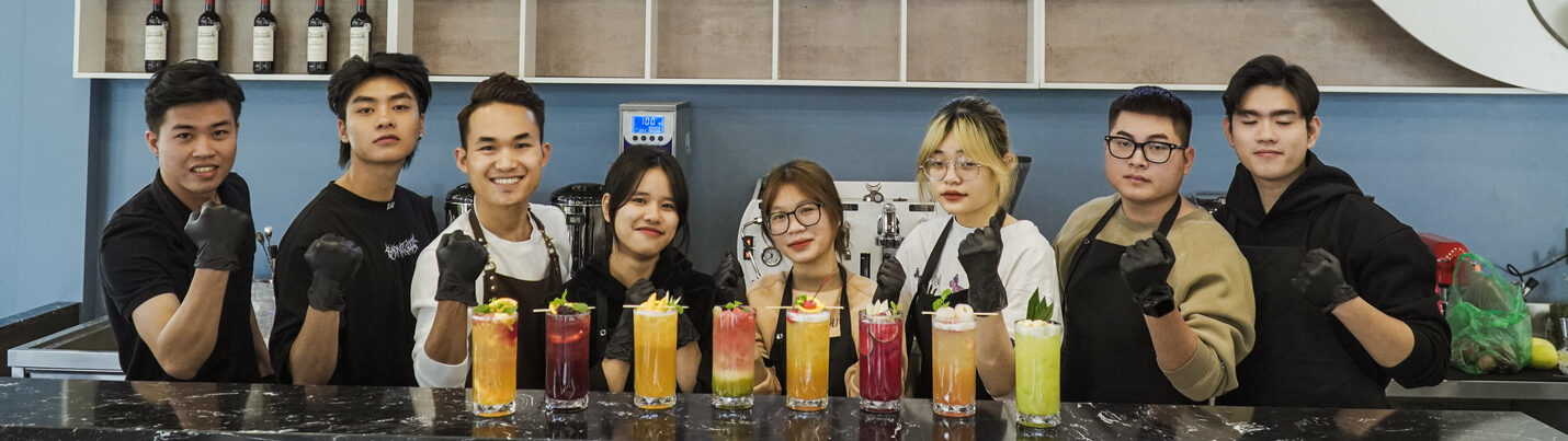 Giảng viên đào tạo tại đào tạo pha chế HM với chứng chỉ và bằng cấp thi đấu quốc tế