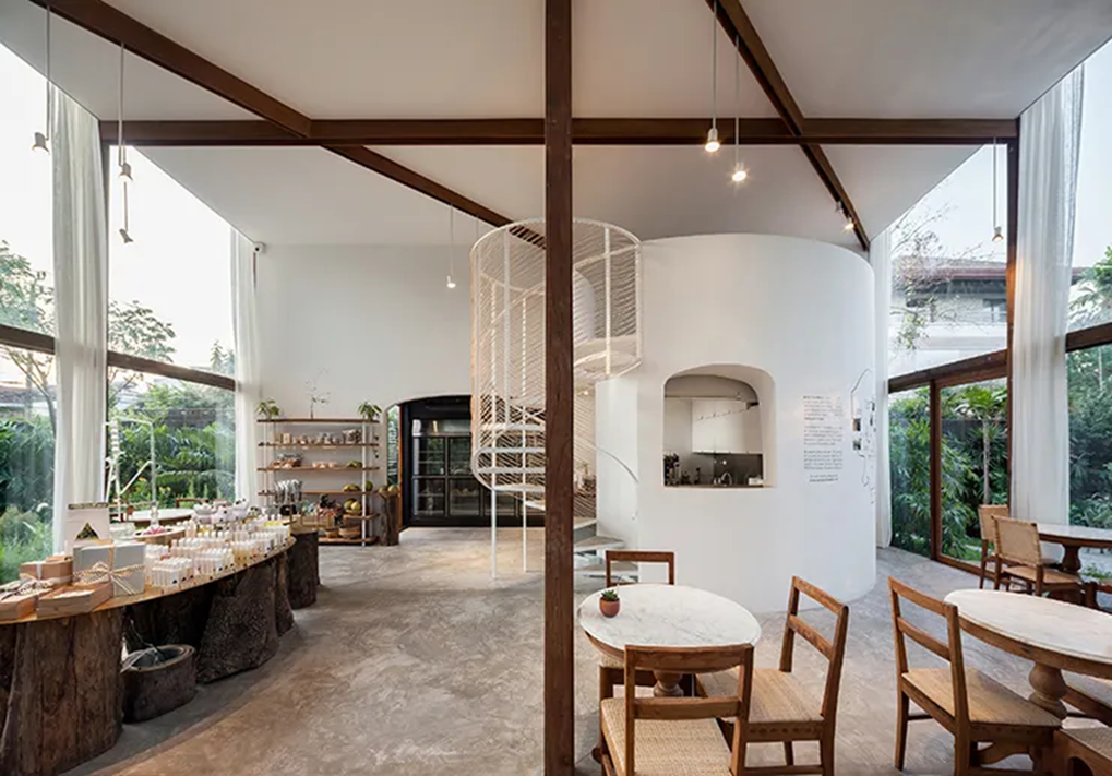 Thiết kế quán cafe với cửa sổ lớn, giúp tạo cảnh quan thư giãn cho thực khách.